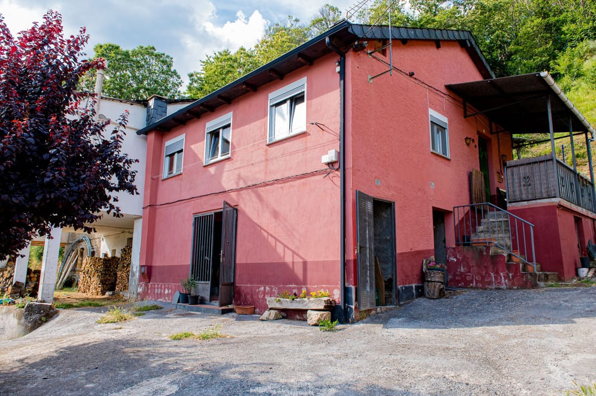 🏡 SE VENDE casa de piedra en Villasinde, con terrenos, bodegas, almacenes y fincas incluidas