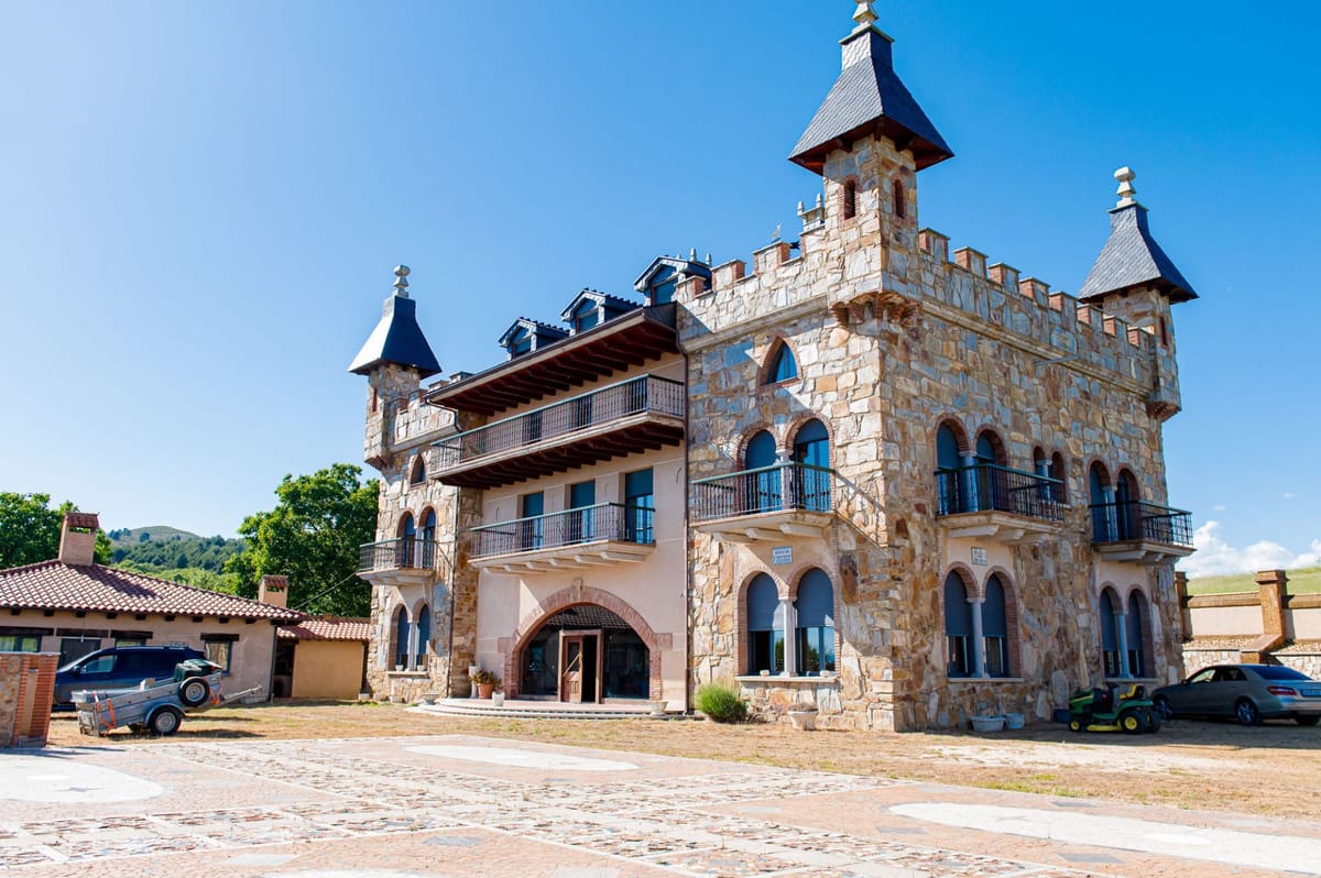 🏰 Se vende impresionante castillo en San Feliz, a 45 km de León