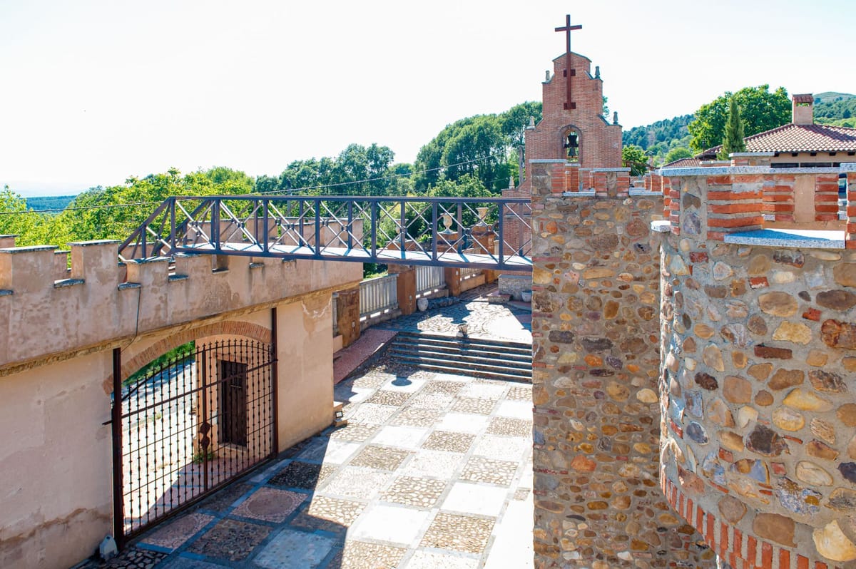 🏰 Se vende impresionante castillo en San Feliz, a 45 km de León