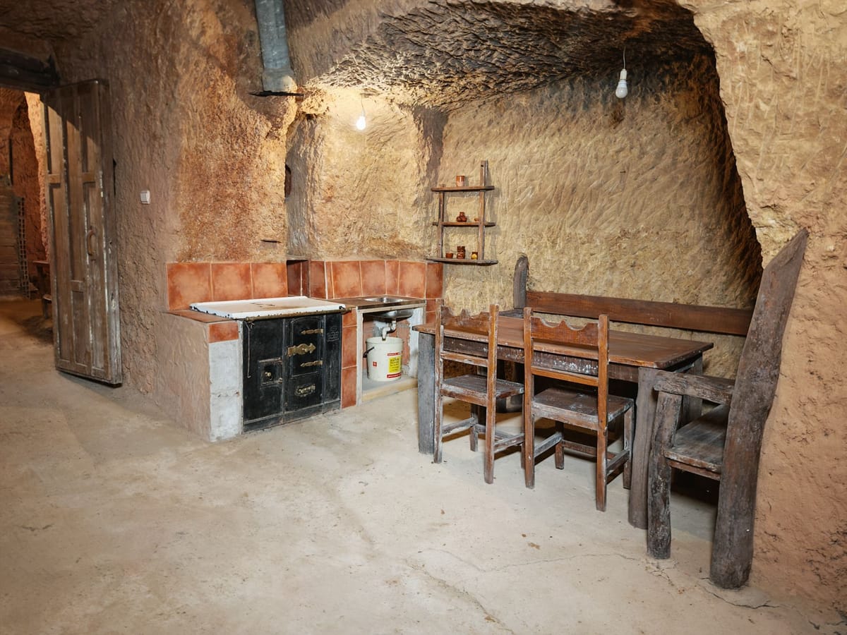 🍷🏔️ Se vende espectacular bodega cueva a solo 12 minutos de León