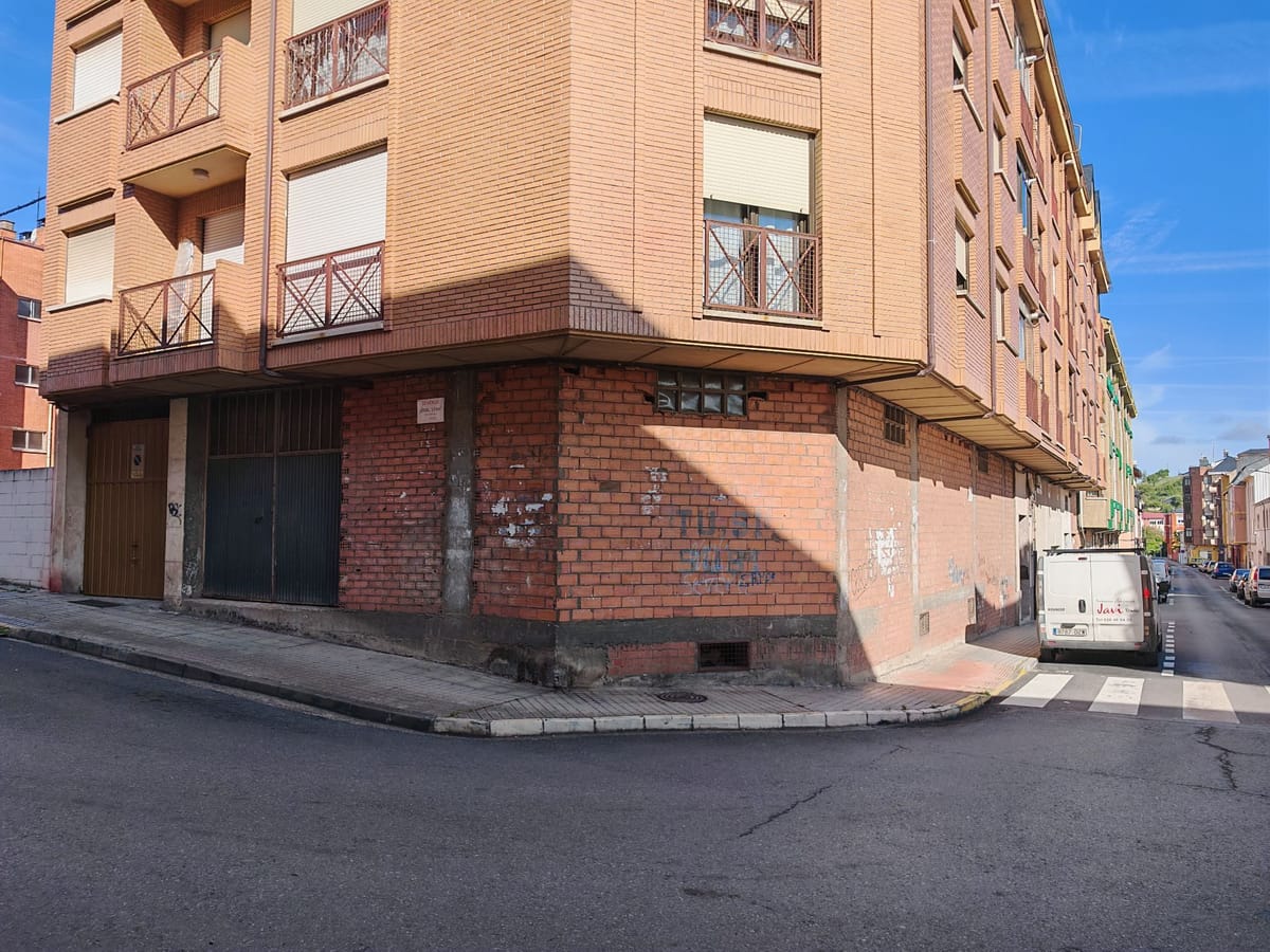 🏢 Se vende amplio bajo en Bembibre