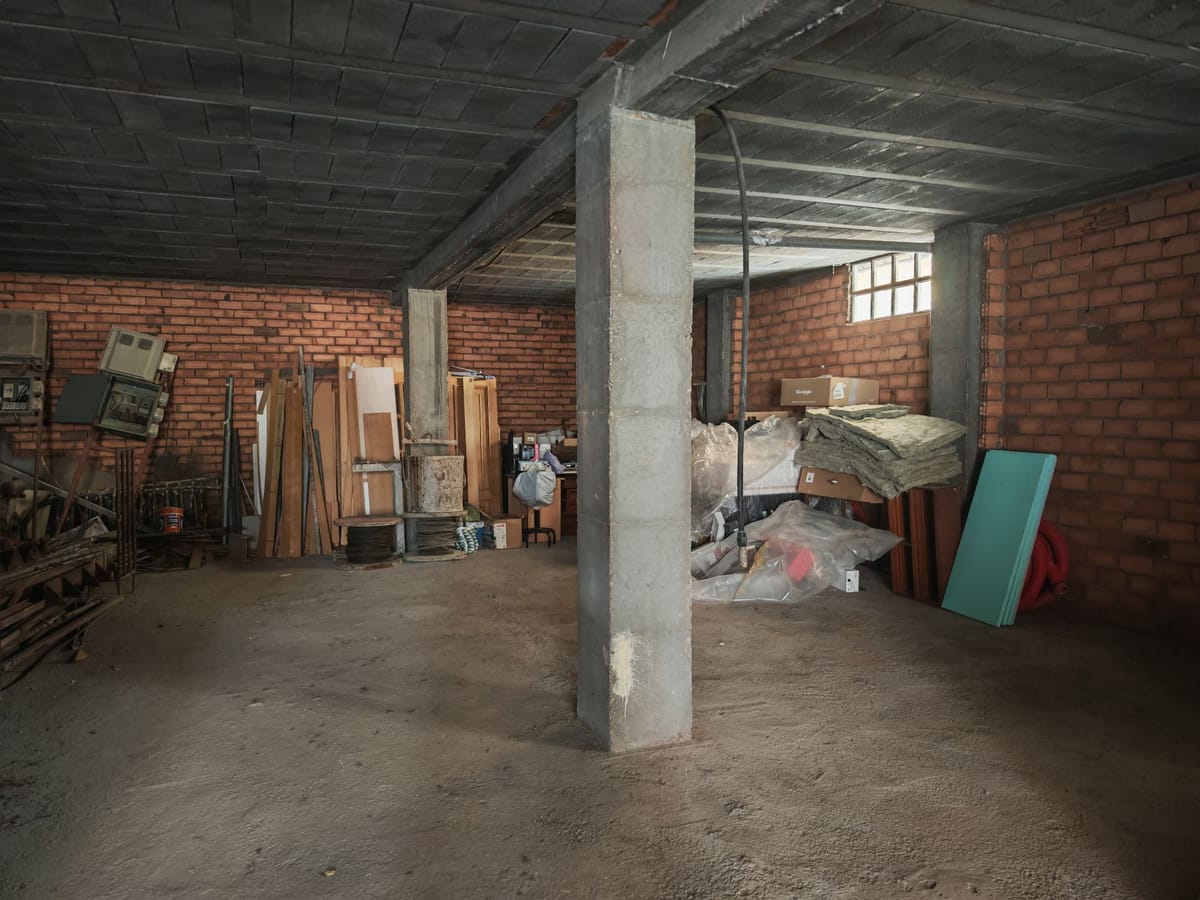🏢 Se vende amplio bajo en Bembibre