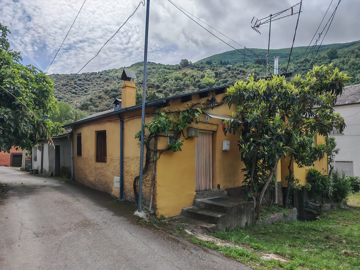 Casa de piedra de planta baja con jardin, huerto y 26Ha de terrenos