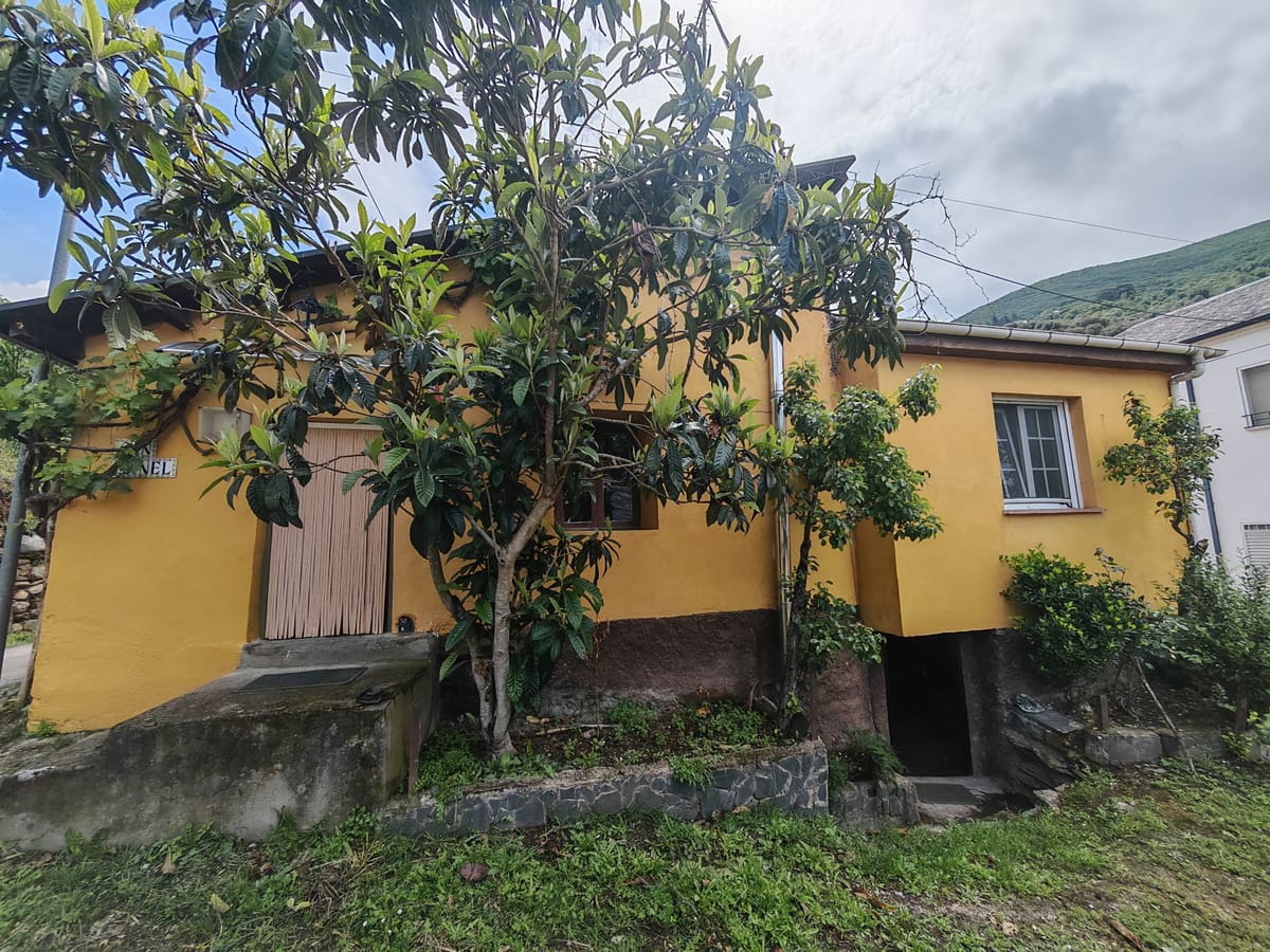 Casa de piedra de planta baja con jardin, huerto y 26Ha de terrenos