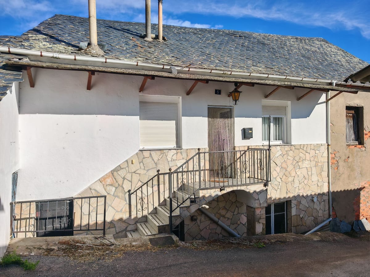 🏡 Se vende casa adosada en perfecto estado, a un paso de Bembibre