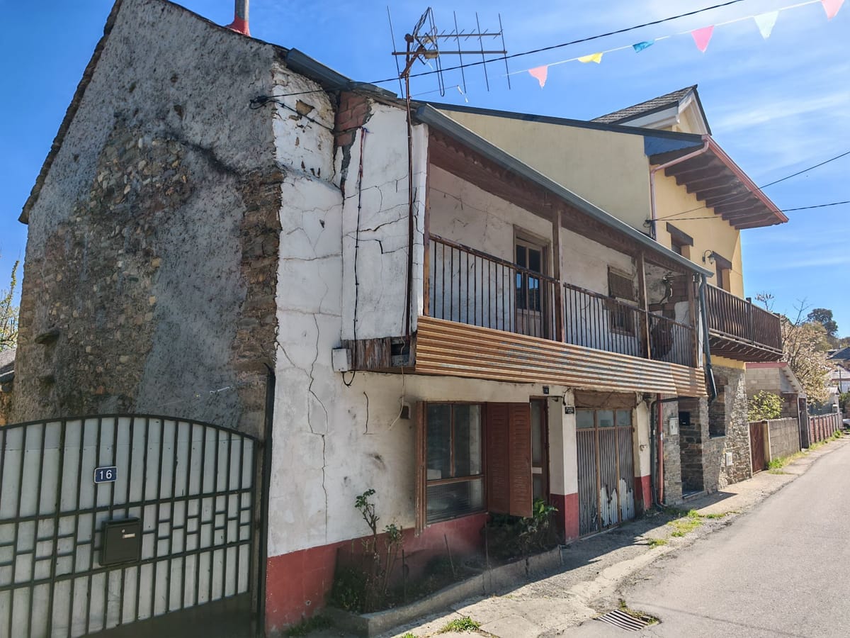 🏡 Se vende casa de piedra a un paso de Bembibre