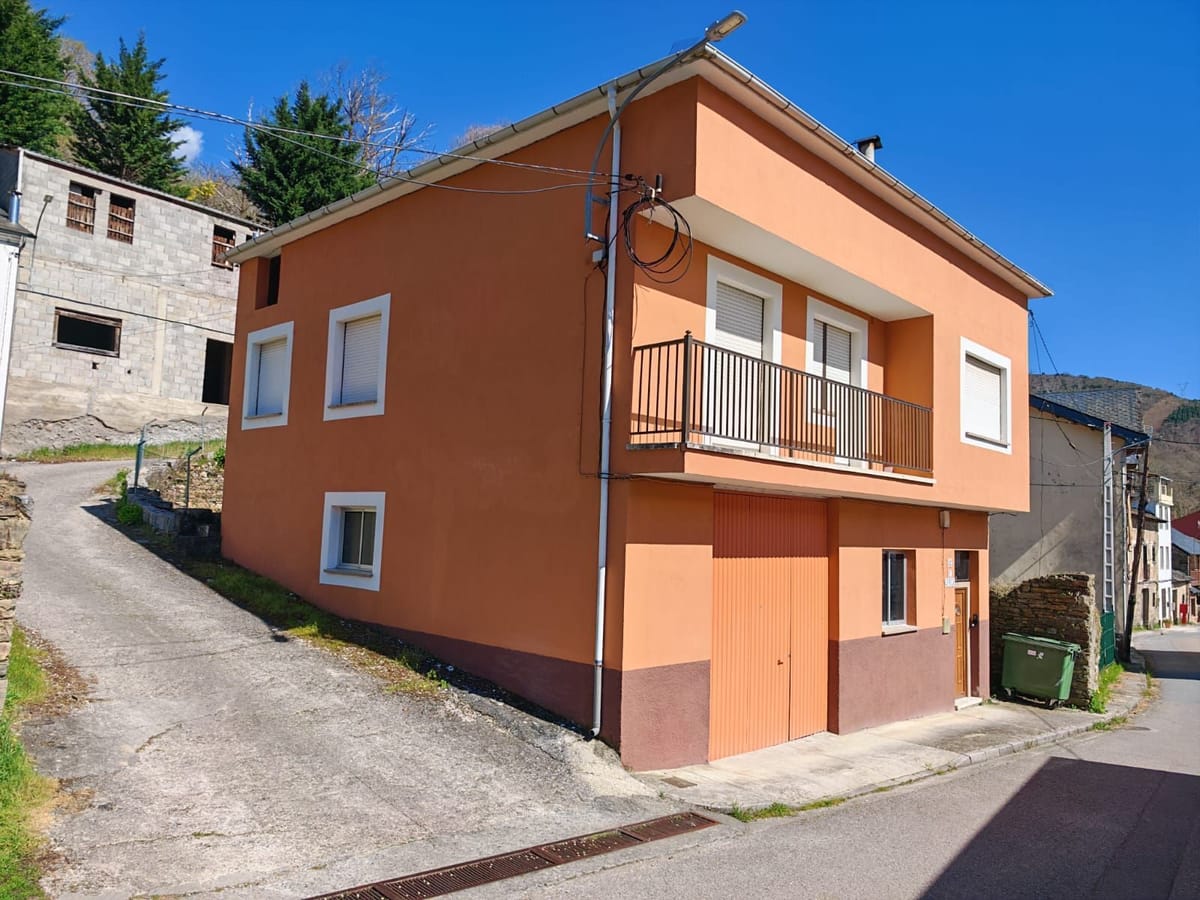🏡 Se vende amplia casa en Trabadelo