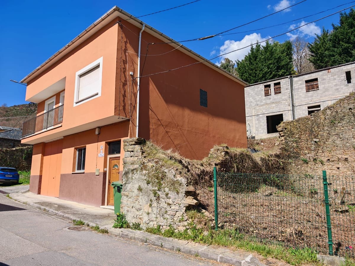 🏡 Se vende amplia casa en Trabadelo