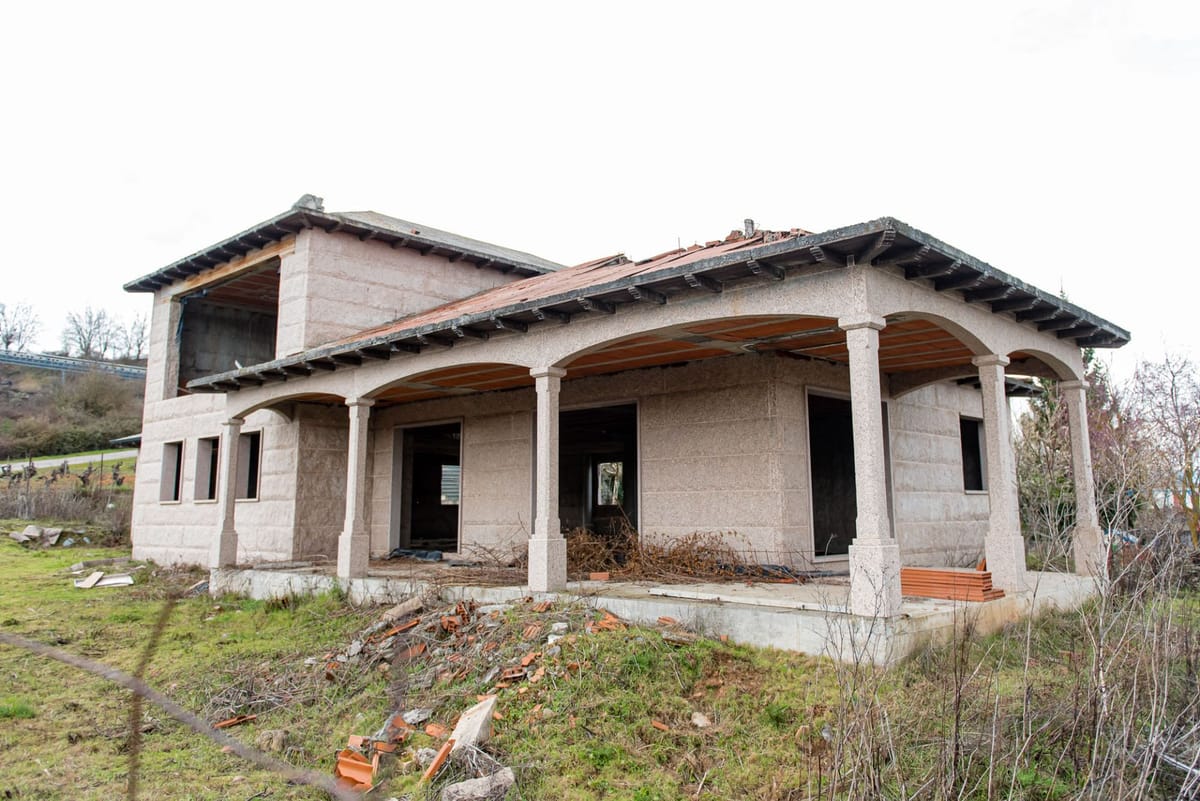 Amplio chalet de granito de Porriño en Toral de los Vados, sin terminar.