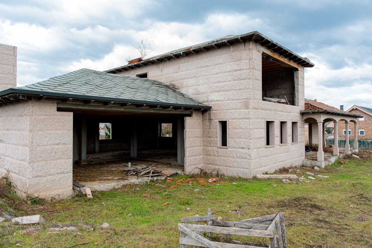 Amplio chalet de granito de Porriño en Toral de los Vados, sin terminar.