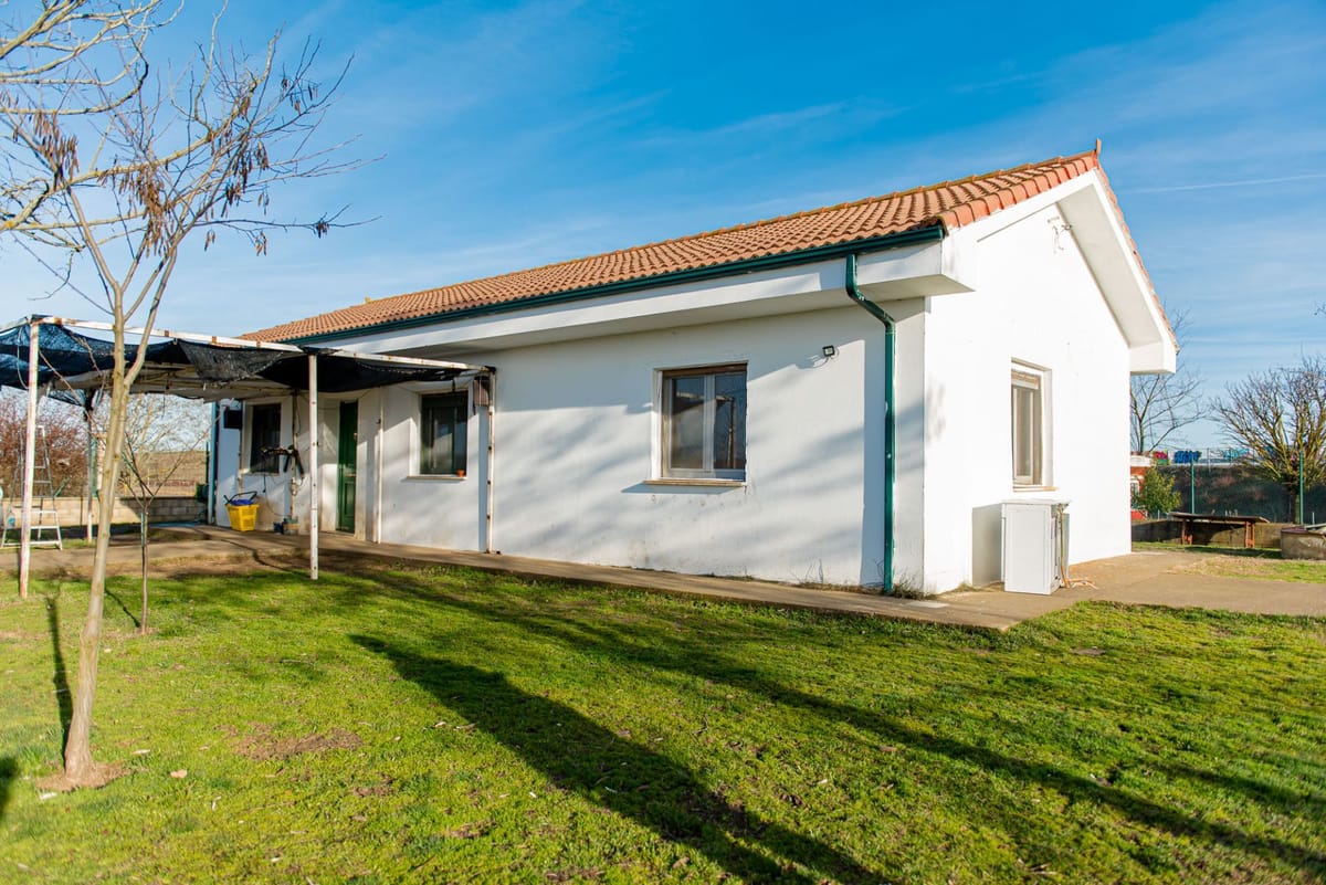 Se vende amplísima casa a menos de 10 minutos de León capital