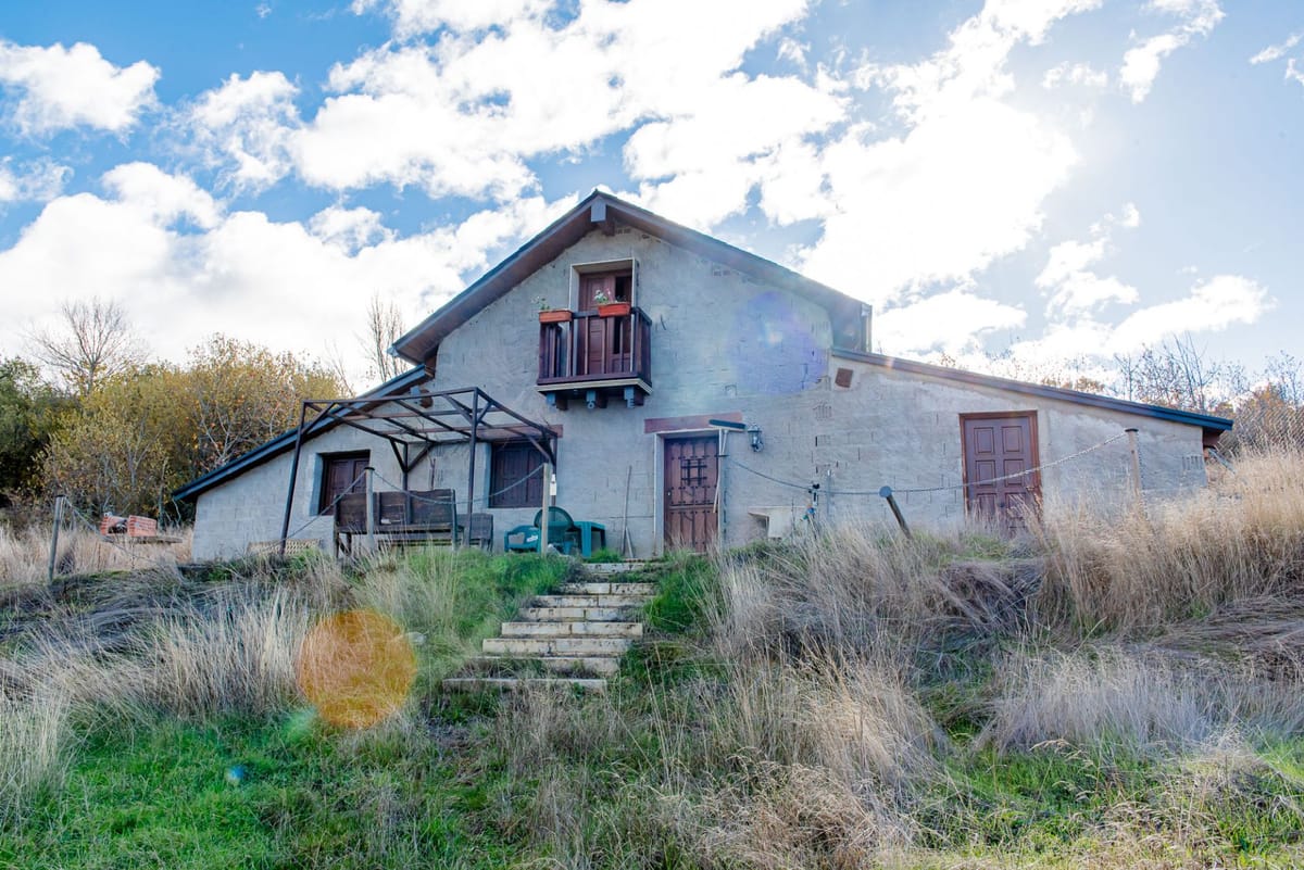 🏡 Casita de Fin de Semana con Gran Finca – A 5 Minutos de Bembibre (León)