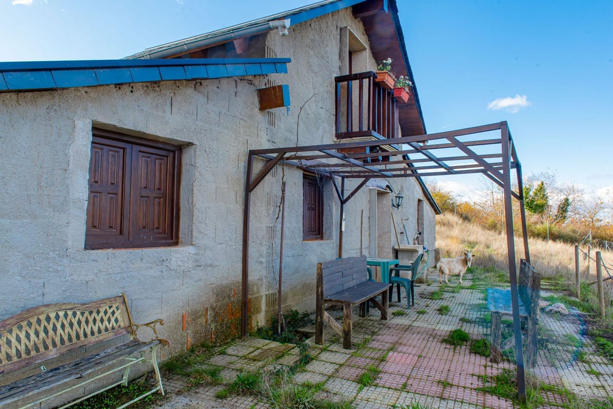 🏡 Casita de Fin de Semana con Gran Finca – A 5 Minutos de Bembibre (León)