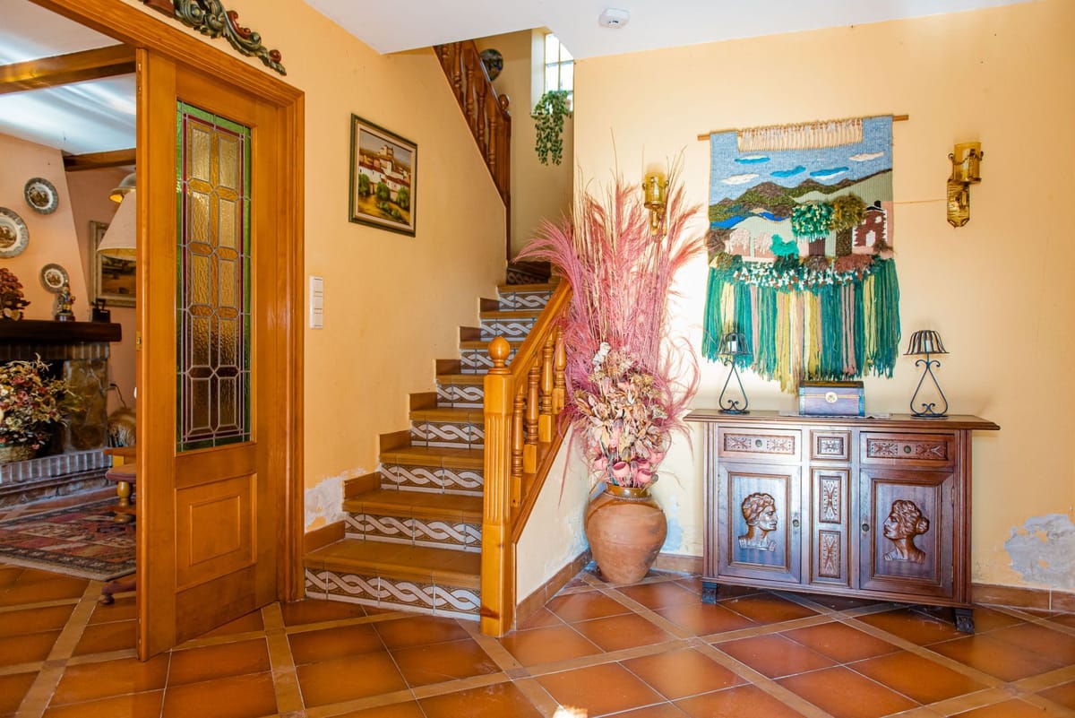 Amplio Chalet en la Montaña, Finca Cerrada y Excelente Conexión con la A-6, a un paso de Astorga