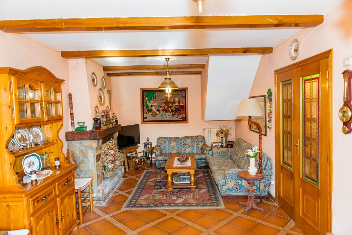 Amplio Chalet en la Montaña, Finca Cerrada y Excelente Conexión con la A-6, a un paso de Astorga