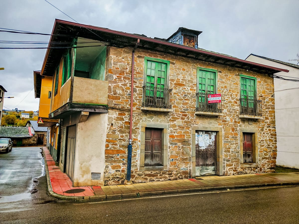 🏡 Se vende casa de piedra para reformar en Toreno