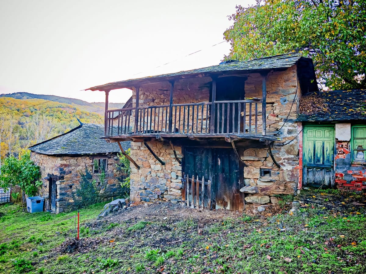 🏔️ Se vende impresionante casa de piedra de 180m² de planta en Tombrio