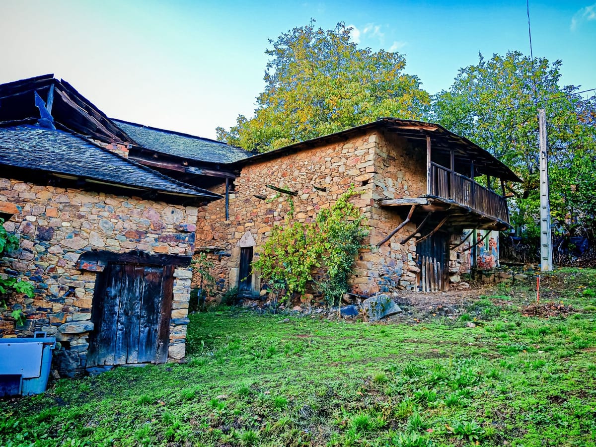 🏔️ Se vende impresionante casa de piedra de 180m² de planta en Tombrio