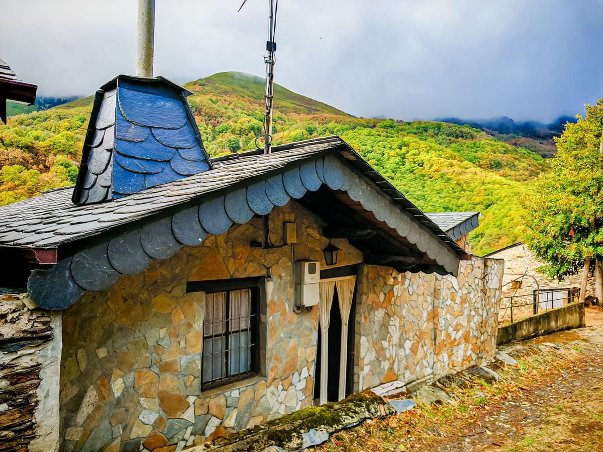 🏡 Se vende casa de piedra en Montes de Valdueza