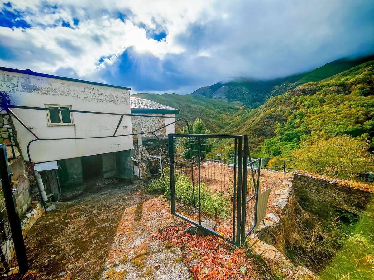 🏡 Se vende casa de piedra en Montes de Valdueza