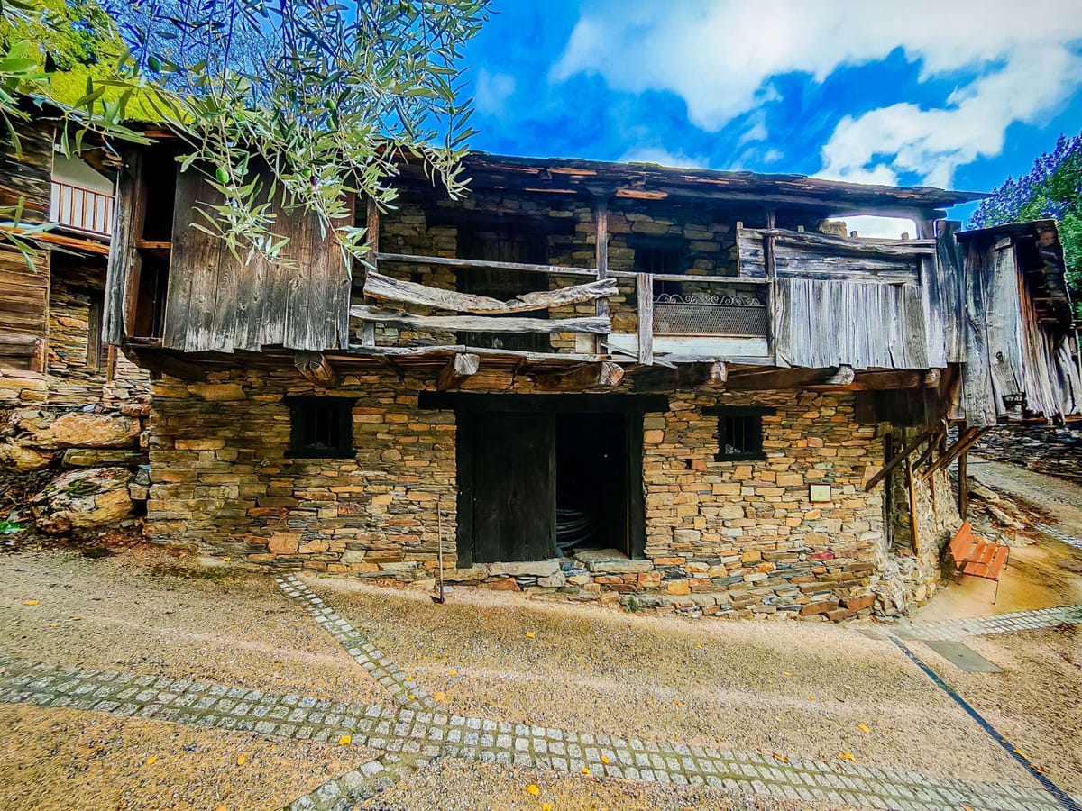 Se vende casa de piedra para restaurar