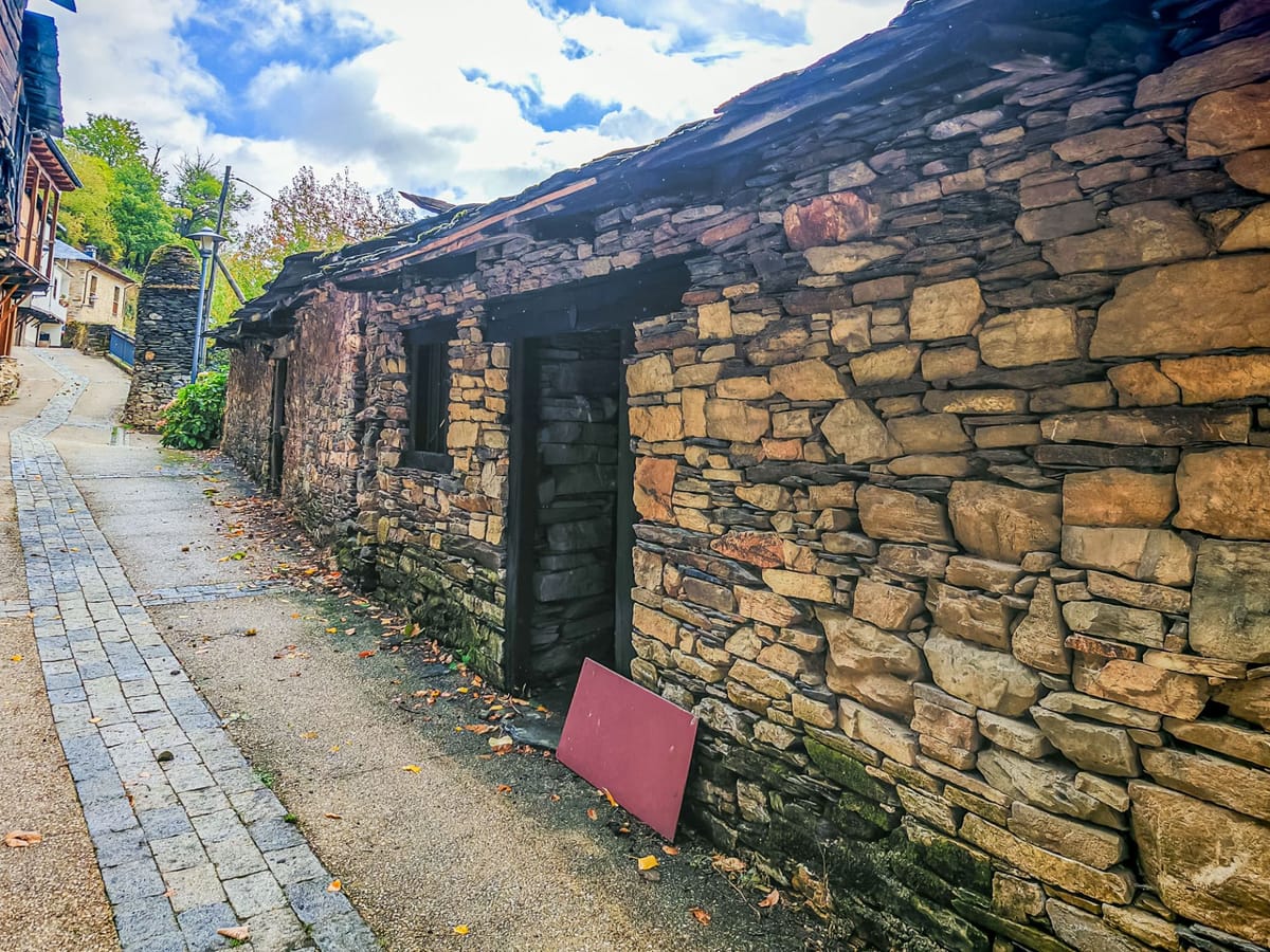 Se vende casa de piedra para restaurar