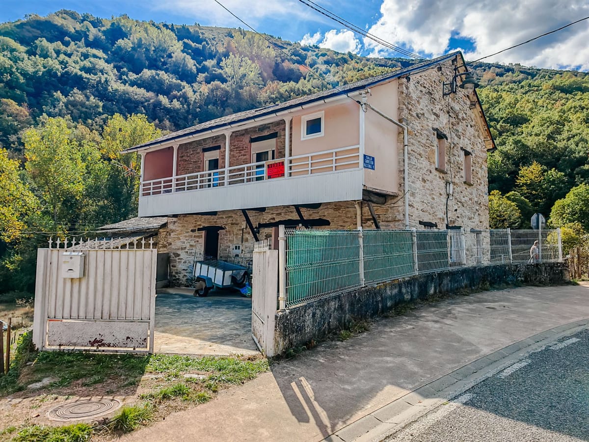 Se vende casa de piedra espectacular en pleno Camino de Santiago, a las puertas de Galicia, en el pueblo de Ruitelán (León).