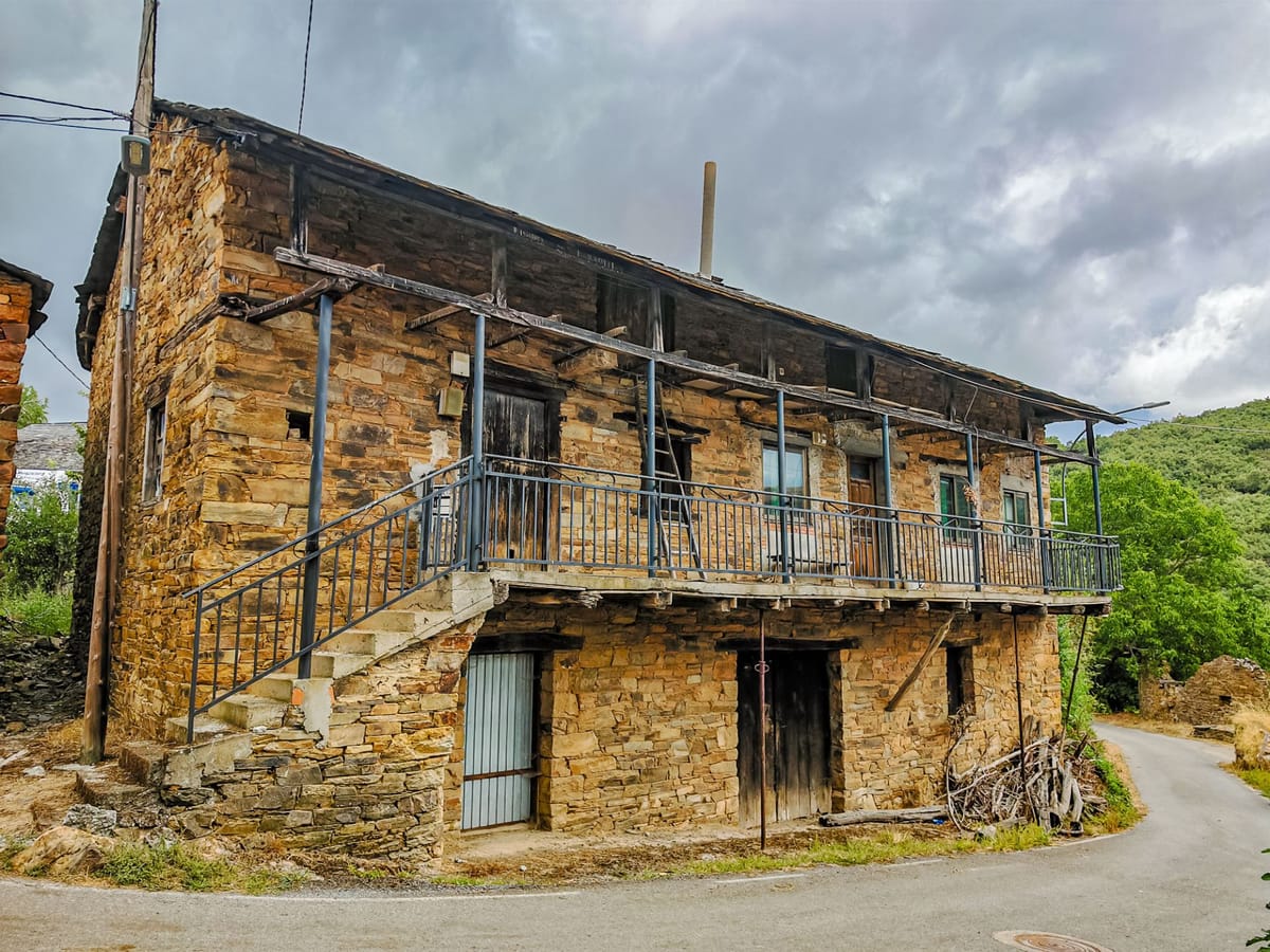 🏡 Se vende casa de madera con gran corredor en la montaña entre León y Galicia