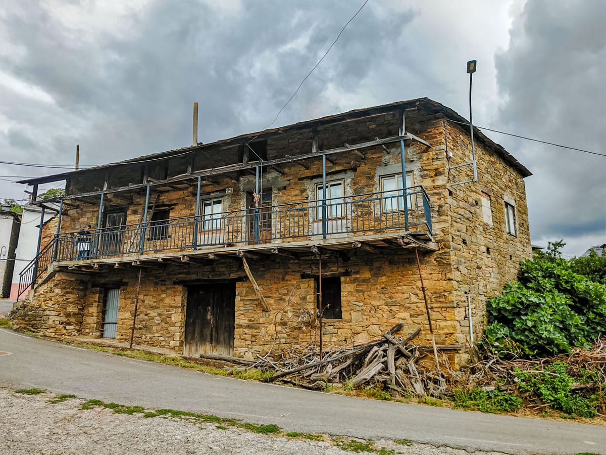 🏡 Se vende casa de madera con gran corredor en la montaña entre León y Galicia