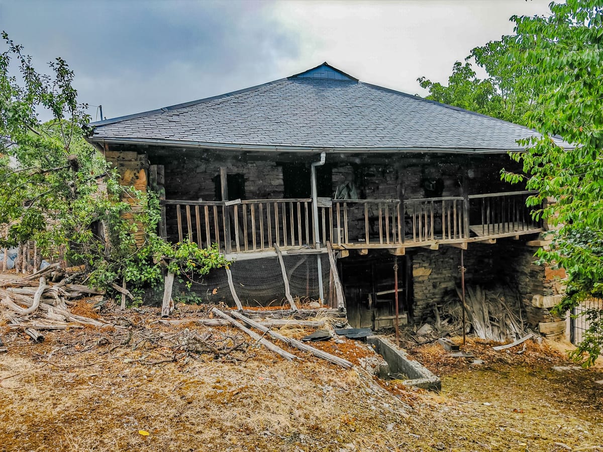 🏡 Se vende antigua casona de piedra en la montaña berciana