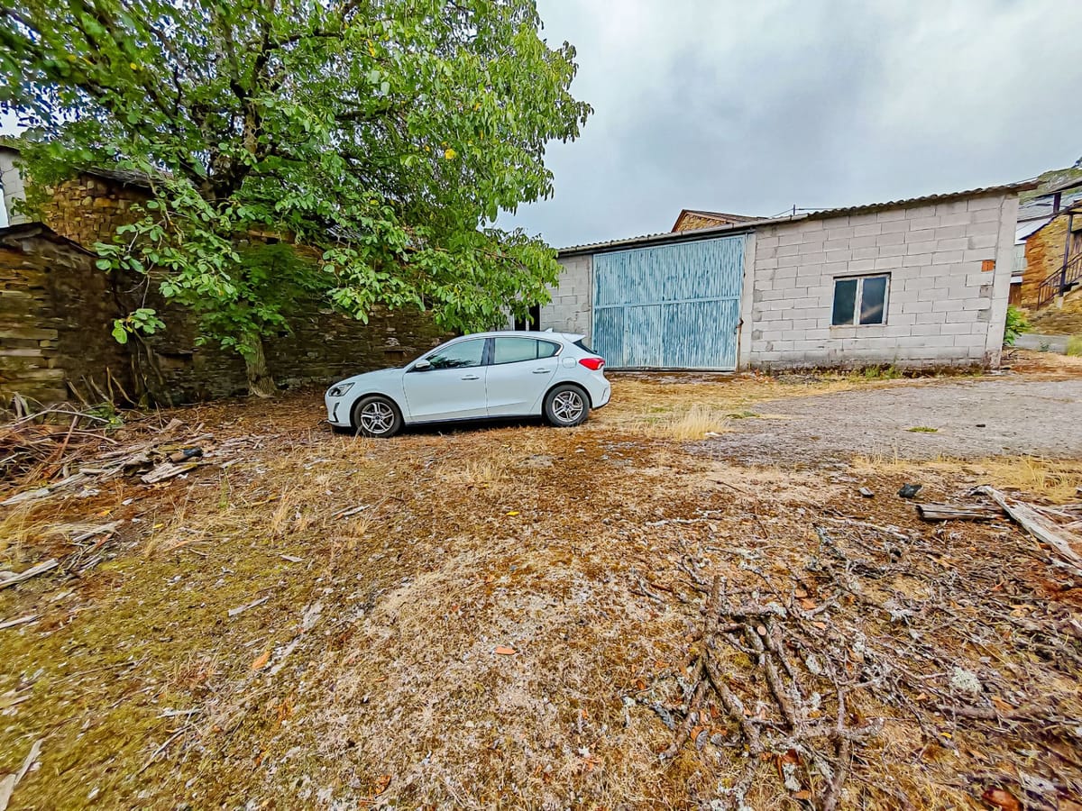 🏡 Se vende antigua casona de piedra en la montaña berciana
