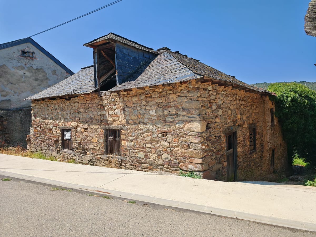 Se vende casa de piedra con algo de terreno en Santa Marina del Sil