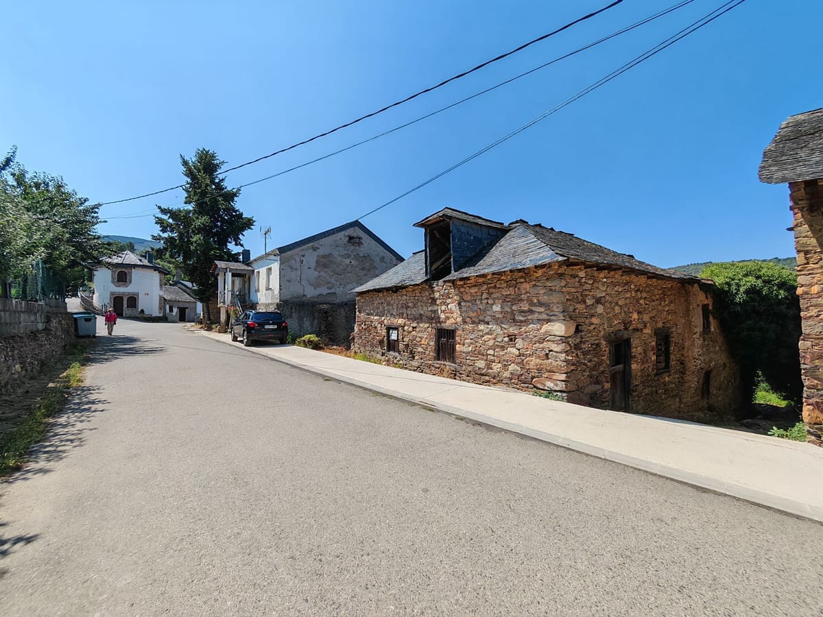 Se vende casa de piedra con algo de terreno en Santa Marina del Sil