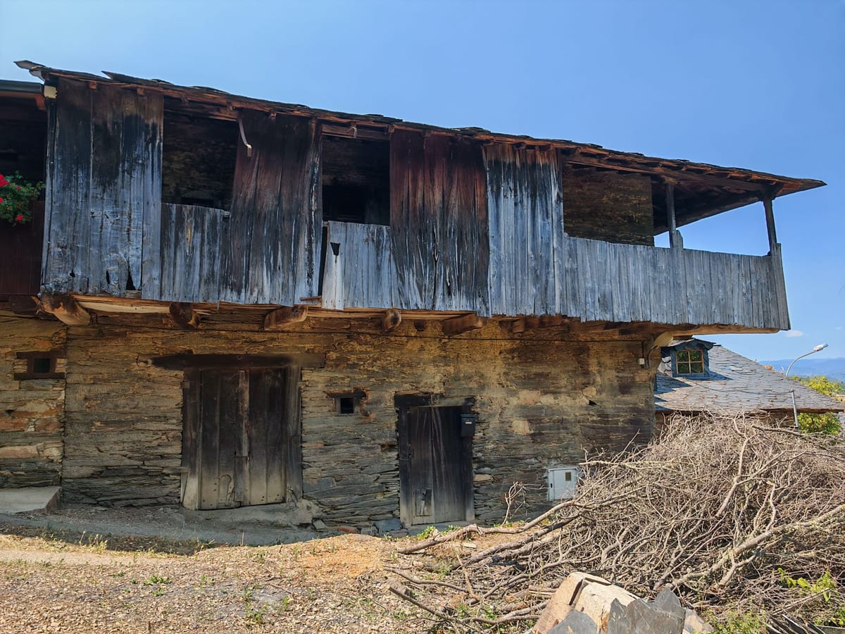 🏡✨ Casa de piedra berciana en un paraje de ensueño