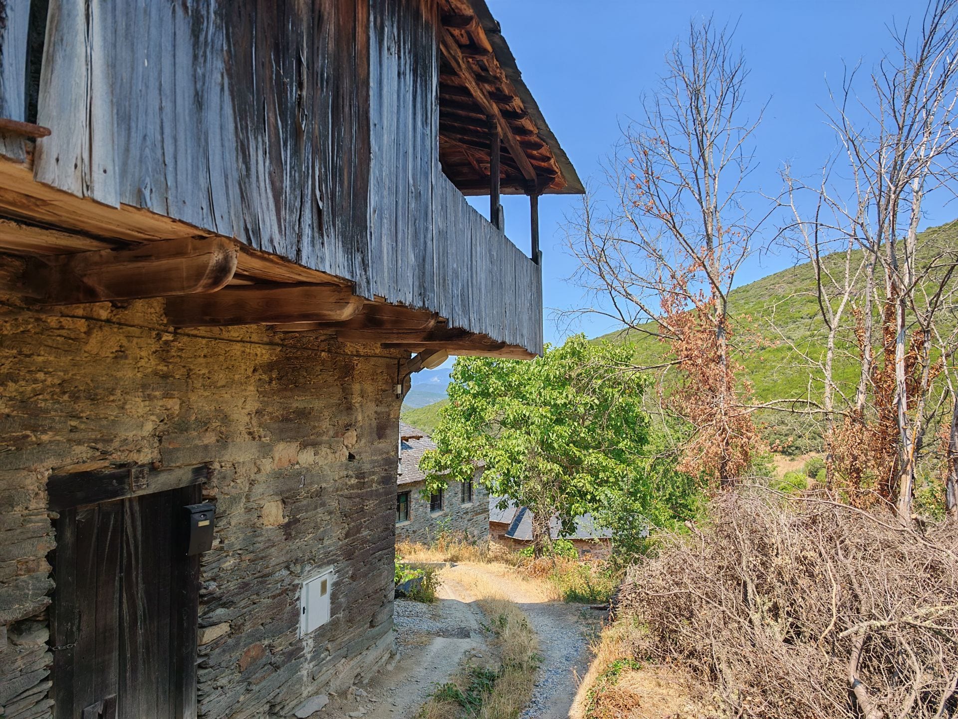 🏡✨ Casa de piedra berciana en un paraje de ensueño - Foto 1