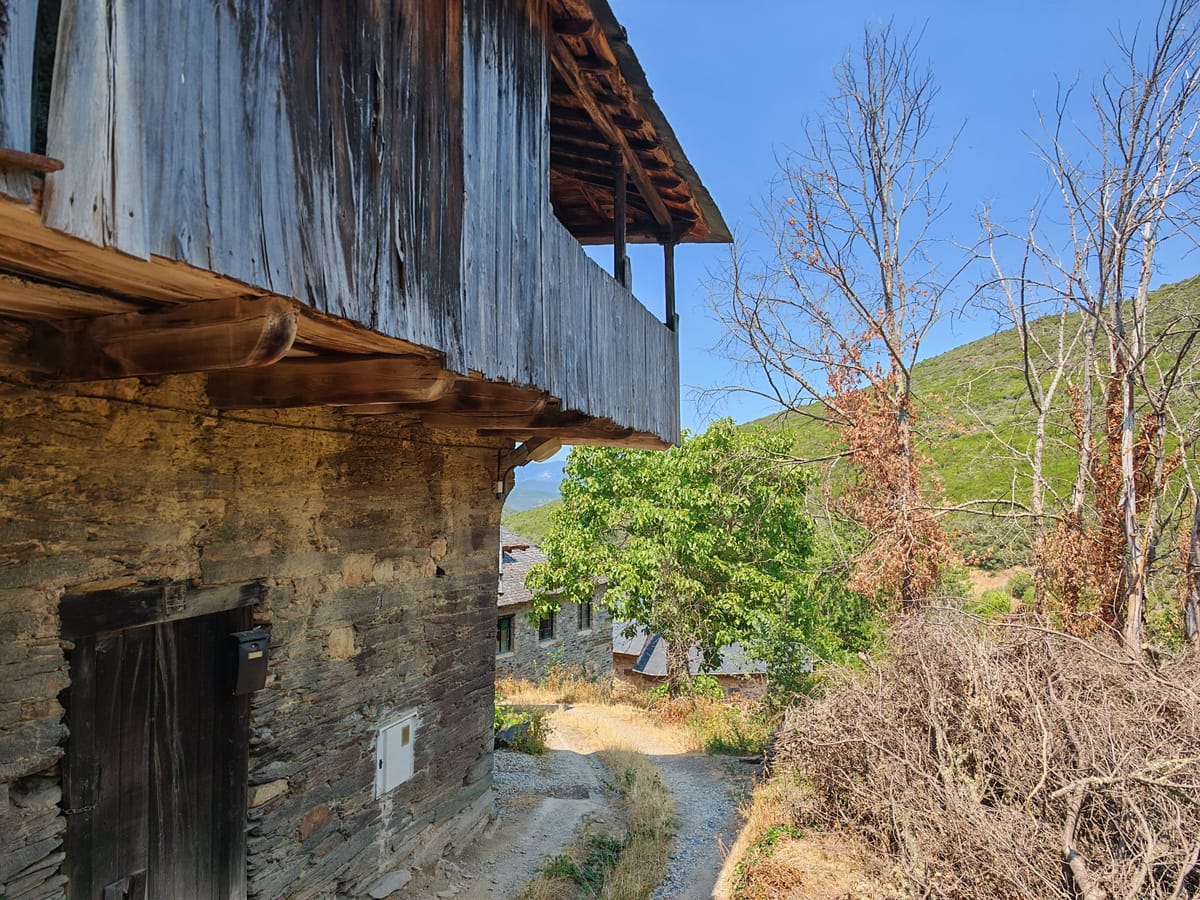 🏡✨ Casa de piedra berciana en un paraje de ensueño