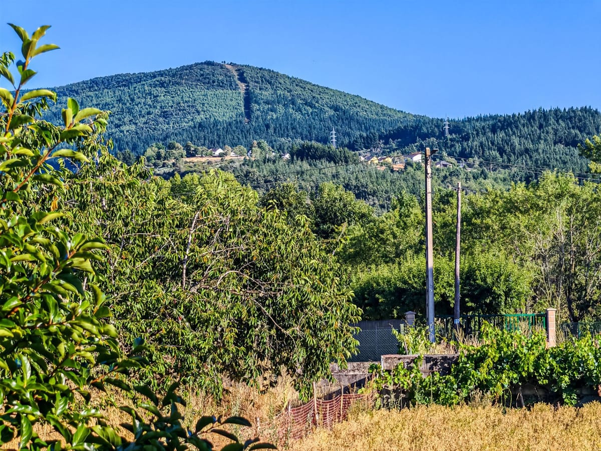 🌄 Se vende parcela urbana con excelentes vistas en Calamocos (El Bierzo)