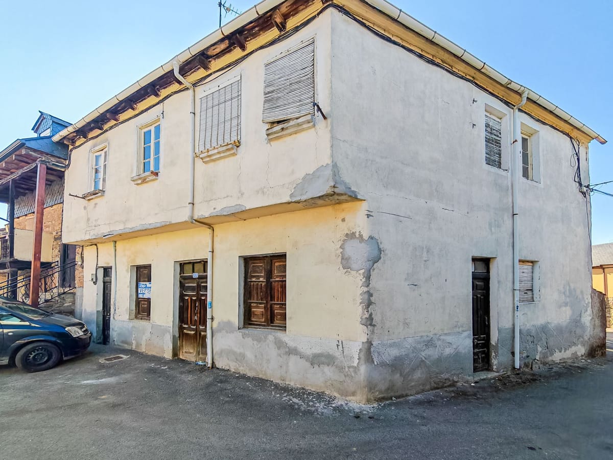 🏡 Amplia casa en el centro de Calamocos para reforma integral – Ideal para vivienda o comercio