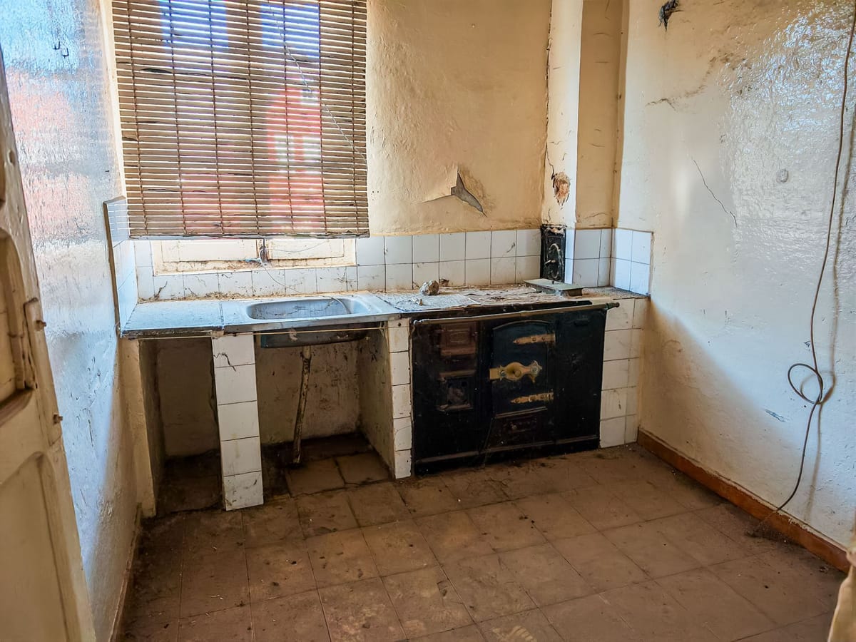 🏡 Amplia casa en el centro de Calamocos para reforma integral – Ideal para vivienda o comercio