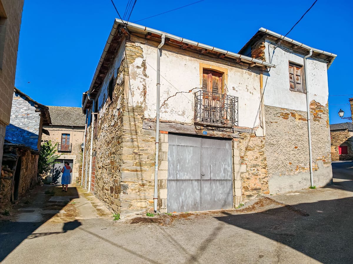🏡 Casa de piedra para restaurar con tejado nuevo en Calamocos (El Bierzo)