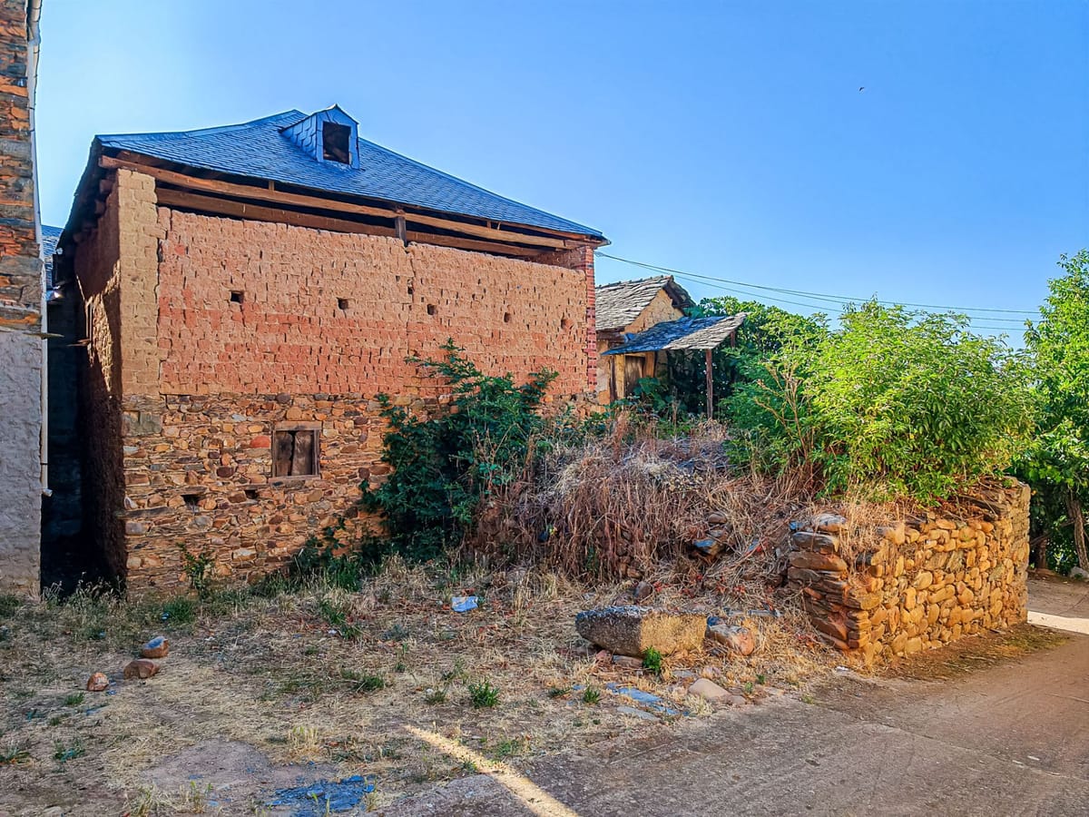 🏡 Casa de piedra para restaurar con tejado nuevo en Calamocos (El Bierzo)