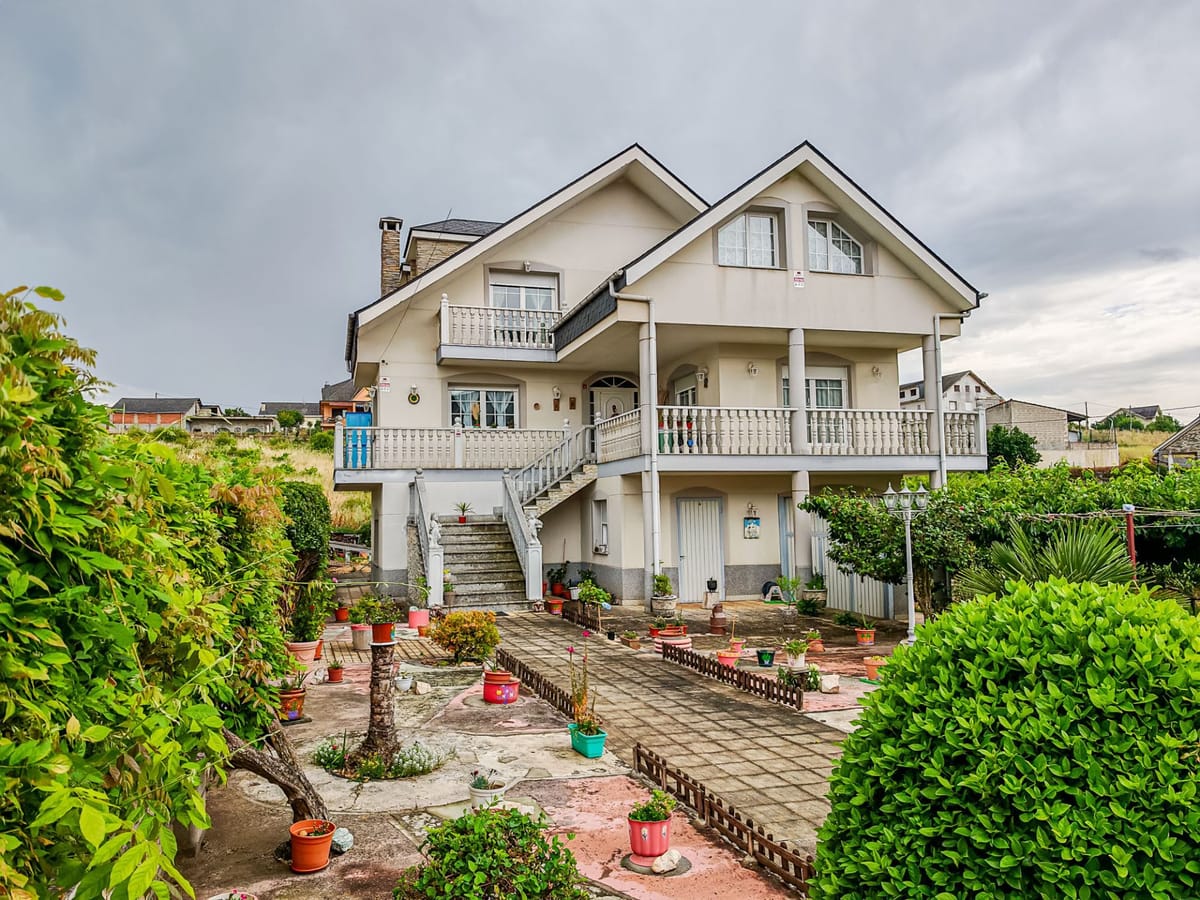 🏡 Se vende amplísimo chalet con terreno en Cacabelos