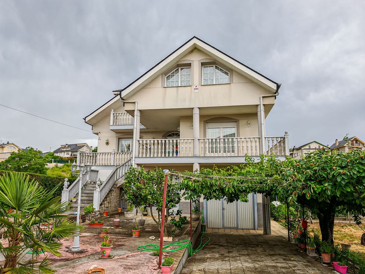 🏡 Se vende amplísimo chalet con terreno en Cacabelos
