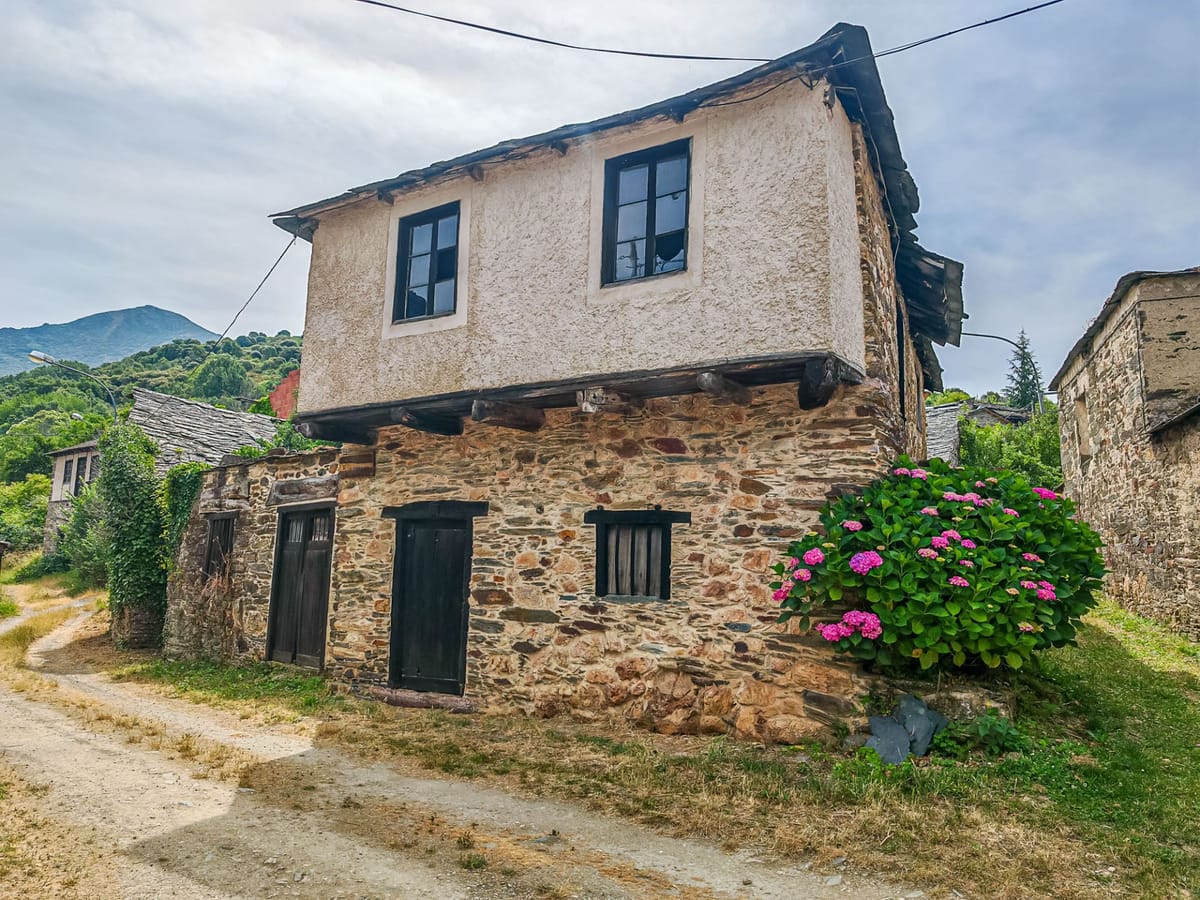 Se vende casa de piedra con patio en la zona de las Medulas, Ferradillo (Leon)