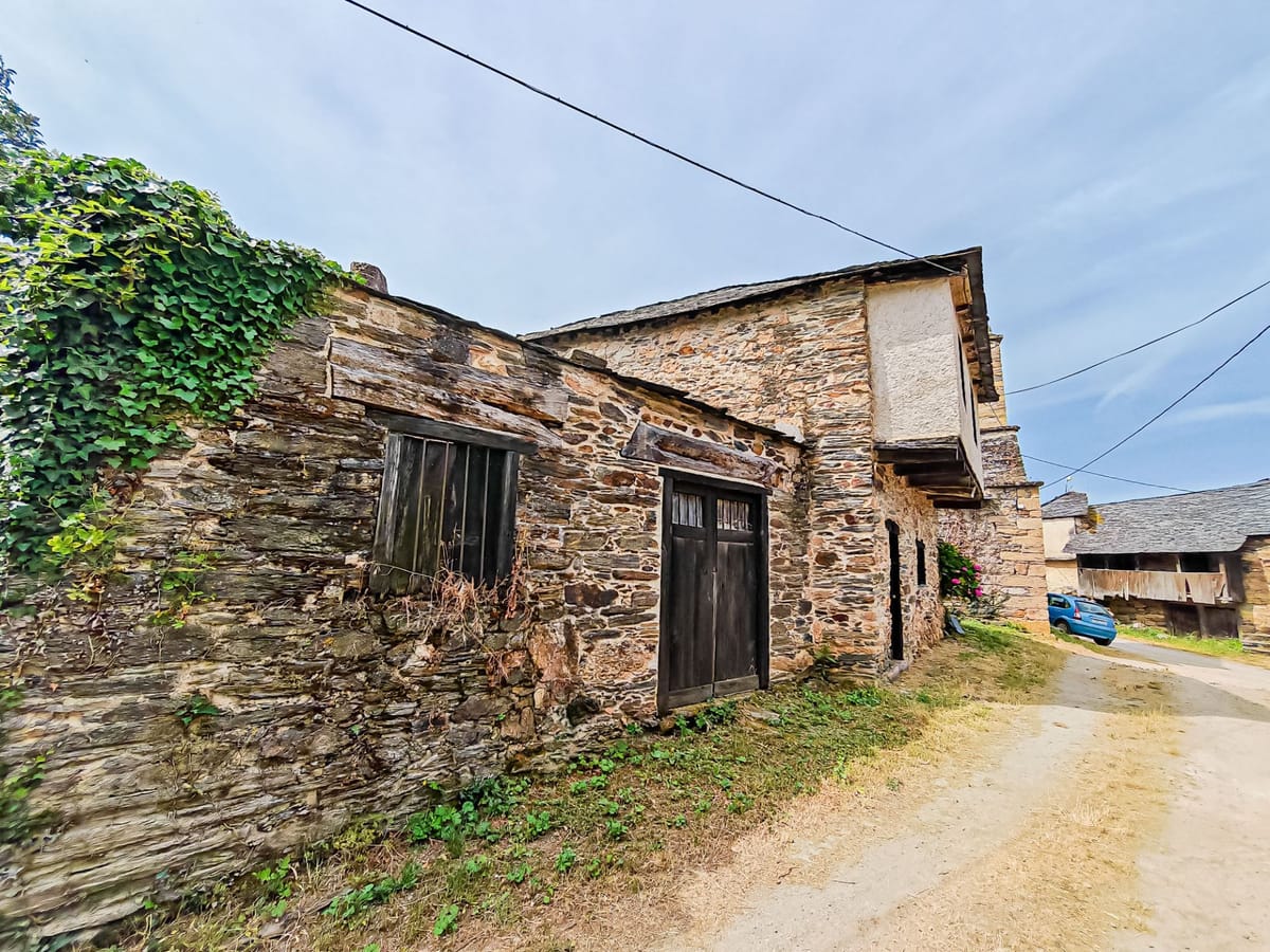 Se vende casa de piedra con patio en la zona de las Medulas, Ferradillo (Leon)
