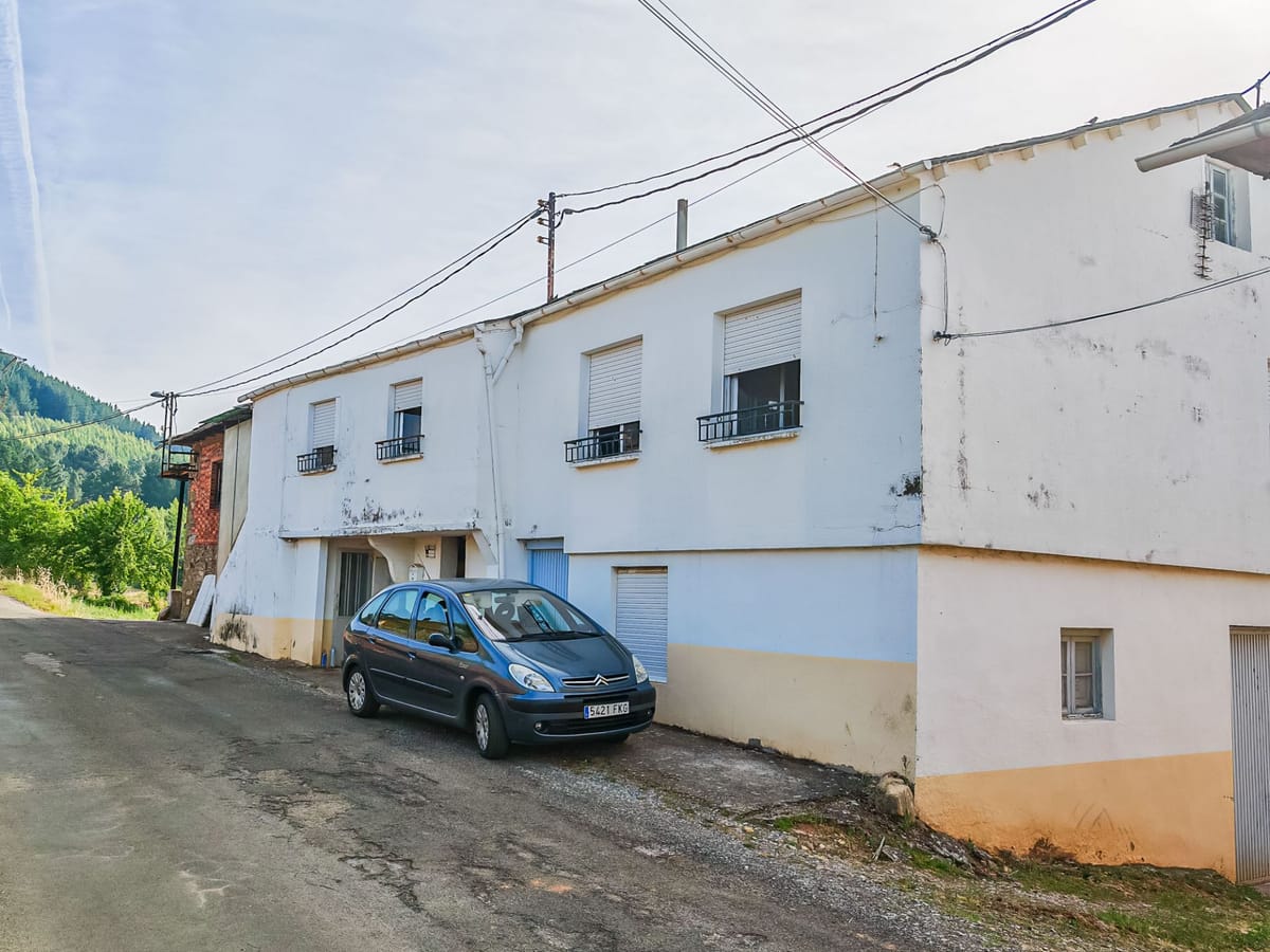 🏡 Se vende amplísima casa con terreno en Campelo, a pocos km de Cacabelos
