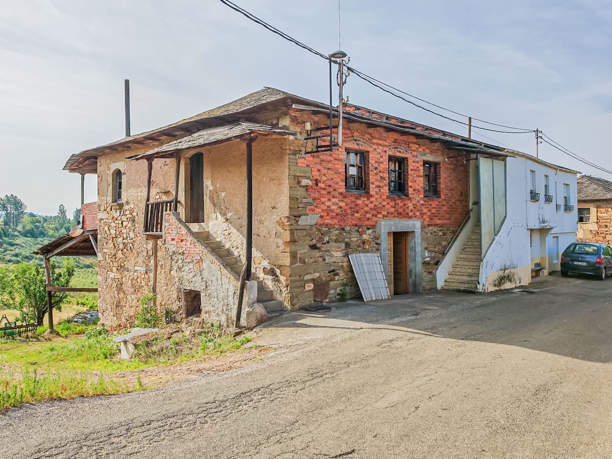 🏡 Se vende amplísima casa con terreno en Campelo, a pocos km de Cacabelos