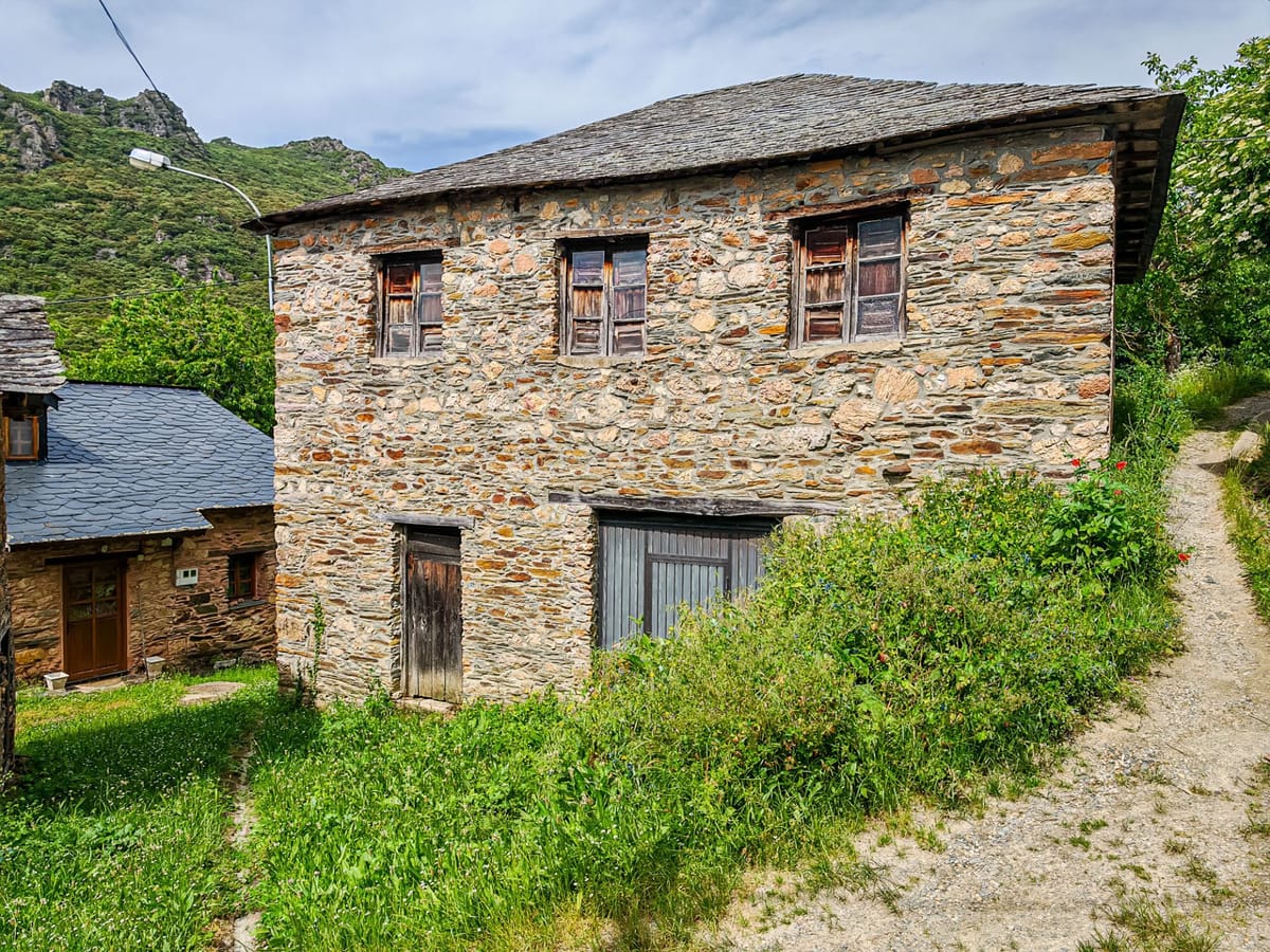 Se vende casona de piedra con jardin