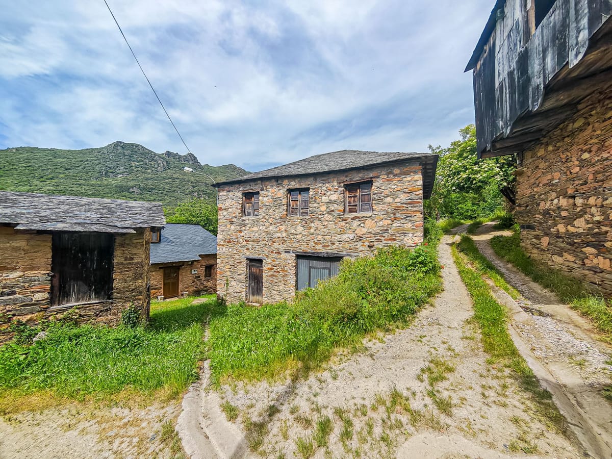 Se vende casona de piedra con jardin