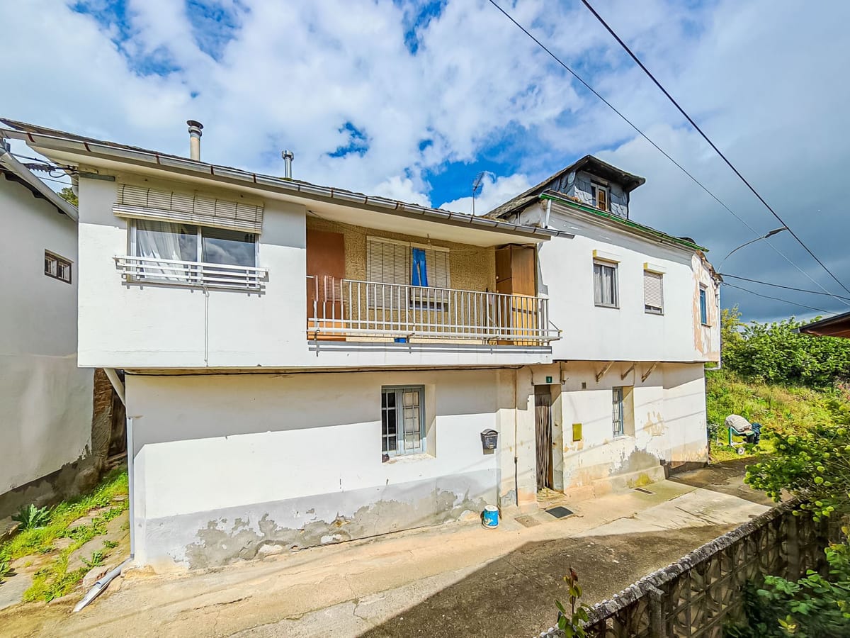 Se vende casa de piedra en Arganza (El Bierzo), ideal para dos familias o uso rural